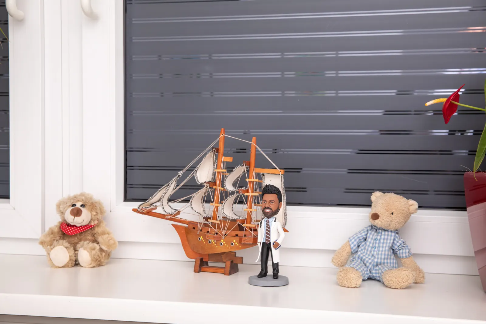 Fensterbank mit Teddybären und Schiffsmodell